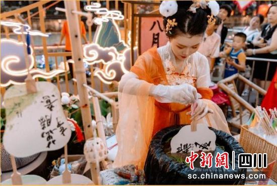 摊位市集热闹非凡。锦官驿街办 供图 摊位市集热闹非凡。锦官驿街办 供图
