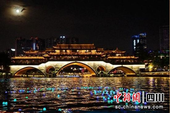 流光溢彩的安顺廊桥 锦官驿街办 供图 流光溢彩的安顺廊桥 锦官驿街办 供图