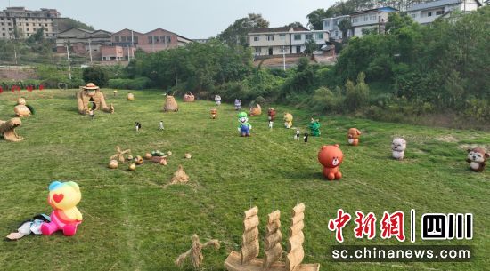 草雕展现场。汤宇杰 供图 草雕展现场。汤宇杰 供图