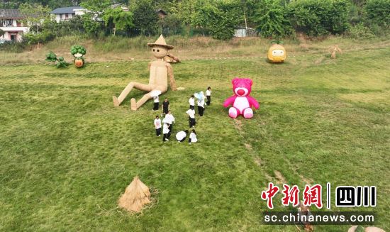 草雕展现场。汤宇杰 供图 草雕展现场。汤宇杰 供图