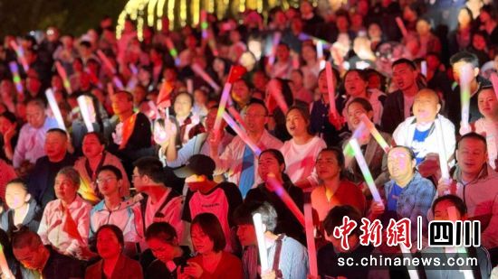 热闹的现场。杨均梅 摄 热闹的现场。杨均梅 摄