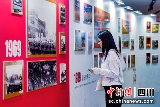 “庆祝新中国成立75周年”影像成都展现场。 成都时代出版社 供图 “庆祝新中国成立75周年”影像成都展现场。 成都时代出版社 供图