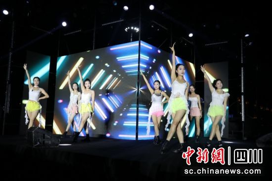 活动现场演出。兴文县委宣传部 供图 活动现场演出。兴文县委宣传部 供图