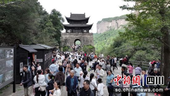 10月2日,剑门关景区游人如织。中共剑阁县委宣传部 供图 10月2日,剑门关景区游人如织。中共剑阁县委宣传部 供图