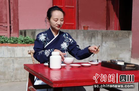 选取香粉制作香珠。 潼川合香第四代传人陈利容供图 选取香粉制作香珠。 潼川合香第四代传人陈利容供图