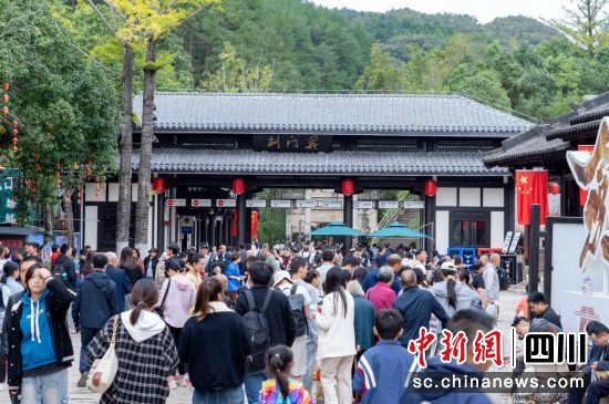 10月3日上午,剑门关景区南门游人如织。中共剑阁县委宣传部 供图 10月3日上午,剑门关景区南门游人如织。中共剑阁县委宣传部 供图
