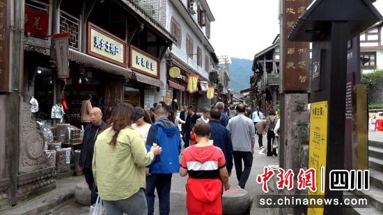 热闹的水磨老街。汶川县委宣传宣传部供图 热闹的水磨老街。汶川县委宣传宣传部供图