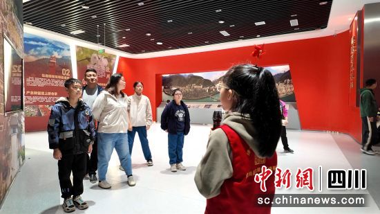 小小讲解员马梓芮为游客讲解。汶川县委宣传部供图 小小讲解员马梓芮为游客讲解。汶川县委宣传部供图