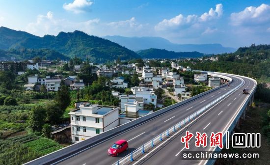 改建工程全线通车。雨城融媒 供图 改建工程全线通车。雨城融媒 供图