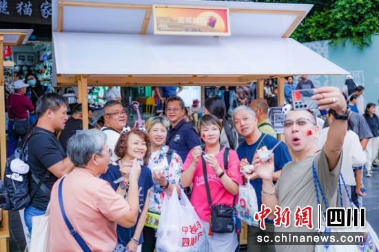 现场游客打卡留念。 陈青宽 摄 现场游客打卡留念。 陈青宽 摄