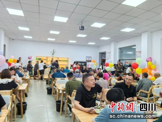 居民在社区食堂用餐。雁江区委宣传部 供图 居民在社区食堂用餐。雁江区委宣传部 供图