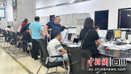 正在为居民服务。雁江区委宣传部 供图 正在为居民服务。雁江区委宣传部 供图