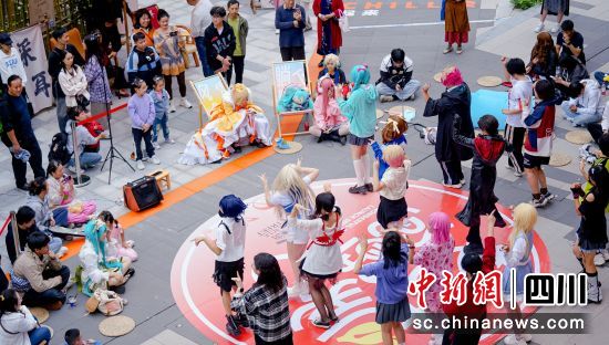 年轻游客在天府国际动漫城妙街内聚集。四川省文化和旅游厅 供图 年轻游客在天府国际动漫城妙街内聚集。四川省文化和旅游厅 供图