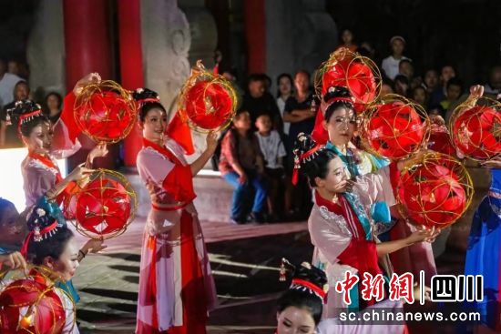 茶马古城甘露坊巡游活动。雅安市文化广播电视体育和旅游局 供图 茶马古城甘露坊巡游活动。雅安市文化广播电视体育和旅游局 供图