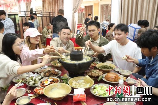 庆岭春酒宴席人气旺。阳净 摄 庆岭春酒宴席人气旺。阳净 摄
