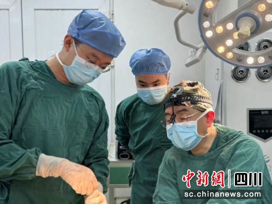 医生正在手术。王品 摄 医生正在手术。王品 摄