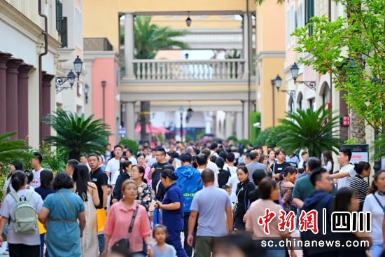 商业综合体内客流如织。郫都区融媒体中心供图 商业综合体内客流如织。郫都区融媒体中心供图
