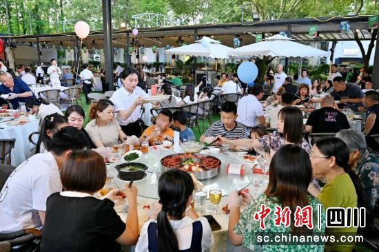 市民在饭店聚餐。郫都区融媒体中心供图 市民在饭店聚餐。郫都区融媒体中心供图