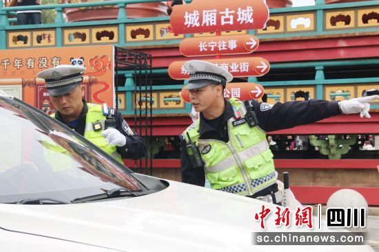 民警执勤现场。四川省公安厅交警总队供图 民警执勤现场。四川省公安厅交警总队供图