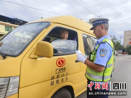 民警执勤现场。四川省公安厅交警总队供图 民警执勤现场。四川省公安厅交警总队供图