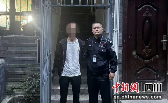 嫌疑男子落网。荣县警方 供图 嫌疑男子落网。荣县警方 供图