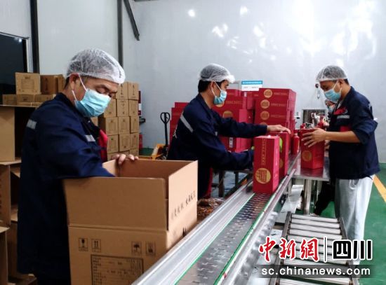 工人正在忙碌。谢义 摄 工人正在忙碌。谢义 摄