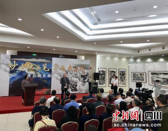 图为妙手执画笔·穿越大冰川——著名画家画冰川作品展现场。 达古冰川风景名胜区管理局供图 图为妙手执画笔·穿越大冰川——著名画家画冰川作品展现场。 达古冰川风景名胜区管理局供图