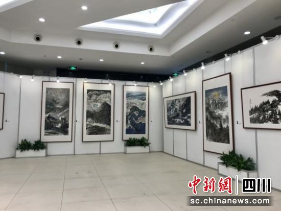 图为妙手执画笔·穿越大冰川——著名画家画冰川作品展现场。 达古冰川风景名胜区管理局供图 图为妙手执画笔·穿越大冰川——著名画家画冰川作品展现场。 达古冰川风景名胜区管理局供图