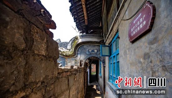 各厅之间的廊檐。叶卫东 摄 各厅之间的廊檐。叶卫东 摄