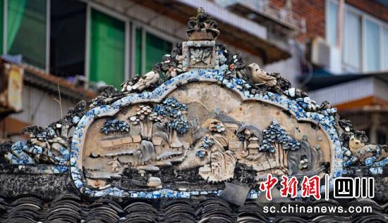顶部的灰塑。叶卫东 摄 顶部的灰塑。叶卫东 摄