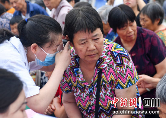 义诊现场。汪泽民 摄 义诊现场。汪泽民 摄
