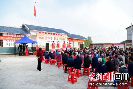 10月9日,仪陇县杨桥镇水竹村的老人们观看文艺演出。马永红 摄 10月9日,仪陇县杨桥镇水竹村的老人们观看文艺演出。马永红 摄
