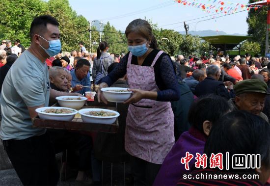 10月9日,仪陇县日兴镇枣尔村60岁以上老人一起品尝坝坝宴。张梓睿 摄 10月9日,仪陇县日兴镇枣尔村60岁以上老人一起品尝坝坝宴。张梓睿 摄