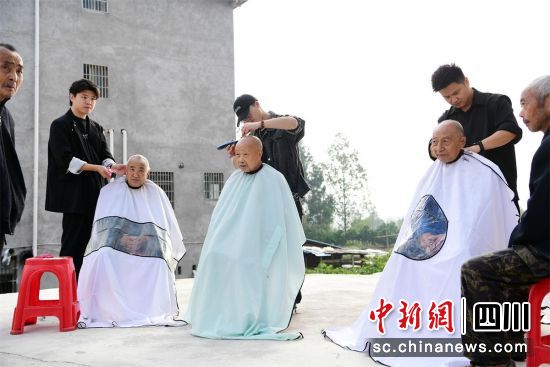 10月9日,仪陇县杨桥镇水竹村义剪活动现场。马永红 摄 10月9日,仪陇县杨桥镇水竹村义剪活动现场。马永红 摄