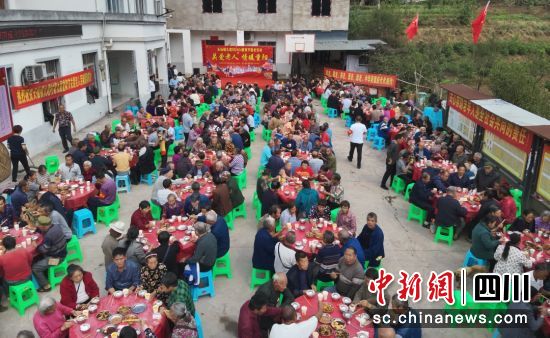 坝坝宴现场。周桢云 摄 坝坝宴现场。周桢云 摄