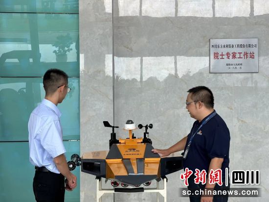 东方水利相关人员向邮储银行客户经理介绍企业产品。邮储银行德阳市分行供图 东方水利相关人员向邮储银行客户经理介绍企业产品。邮储银行德阳市分行供图