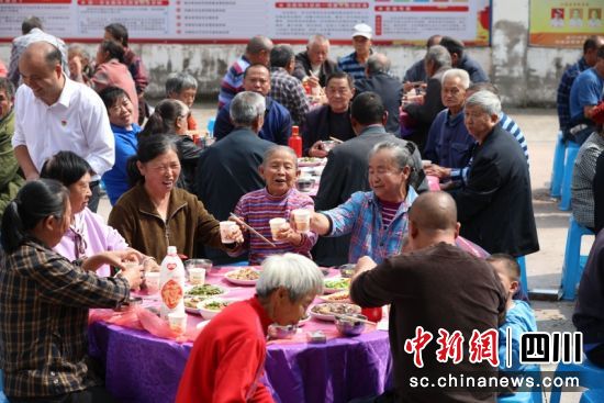 举杯祝愿明天更美好。 罗沾 摄 举杯祝愿明天更美好。 罗沾 摄