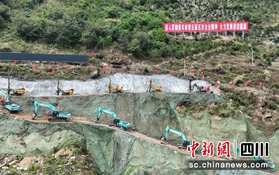 开工现场。石棉融媒 供图 开工现场。石棉融媒 供图