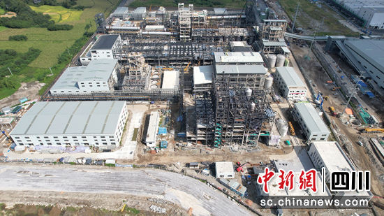 四川能投德阿锂业有限责任公司年产3万吨锂盐项目建设现场。 绵竹市融媒体中心供图 四川能投德阿锂业有限责任公司年产3万吨锂盐项目建设现场。 绵竹市融媒体中心供图