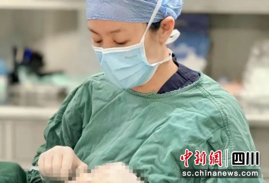 医生正在手术。周陶诚然 摄 医生正在手术。周陶诚然 摄