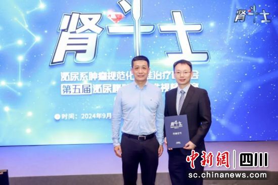 喜获荣誉。徐何 摄 喜获荣誉。徐何 摄