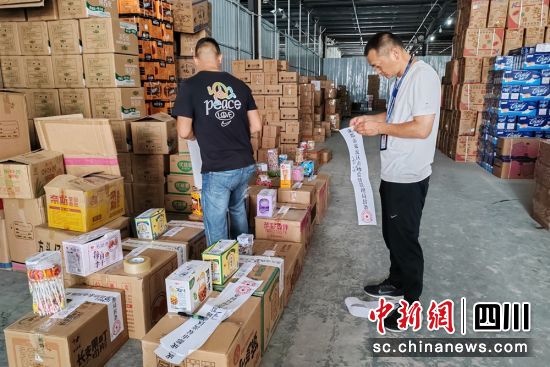 成都双流建辉食品商贸部生产经营标注虚假生产日期食品案执法检查现场。成都市市场监管局供图 成都双流建辉食品商贸部生产经营标注虚假生产日期食品案执法检查现场。成都市市场监管局供图