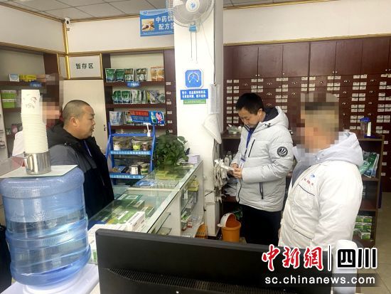成都恒得连锁药房有限公司蒲江县大塘镇西街药店销售超过有效期药品案执法检查现场。成都市市场监管局供图 成都恒得连锁药房有限公司蒲江县大塘镇西街药店销售超过有效期药品案执法检查现场。成都市市场监管局供图