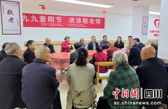 朝天区民政局、中子镇人民政府组织老人们围坐交流。朝天融媒 供图 朝天区民政局、中子镇人民政府组织老人们围坐交流。朝天融媒 供图