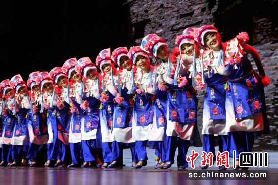 仪式现场,成都市老年大学舞蹈团队进行表演。吕杨摄 仪式现场,成都市老年大学舞蹈团队进行表演。吕杨摄