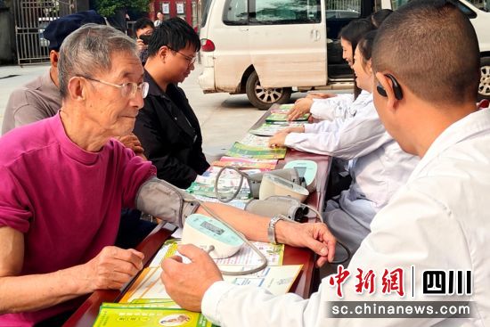 白果乡为老年人提供免费健康检查和医疗咨询服务。王清 摄 白果乡为老年人提供免费健康检查和医疗咨询服务。王清 摄