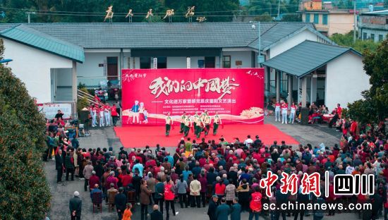 文艺活动现场。宋汶镰 摄 文艺活动现场。宋汶镰 摄
