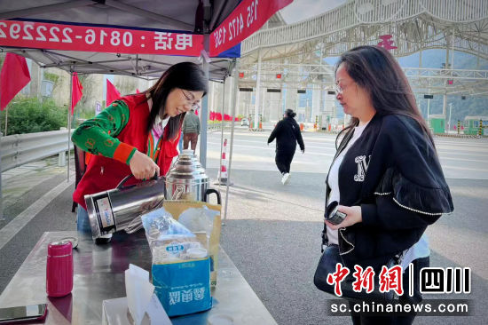 志愿者在高速出口为游客服务。 平武县委宣传部供图 志愿者在高速出口为游客服务。 平武县委宣传部供图