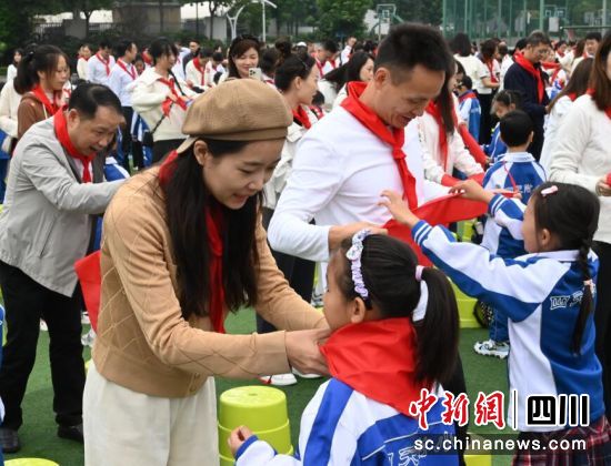 入队仪式现场。记者安源 摄 入队仪式现场。记者安源 摄