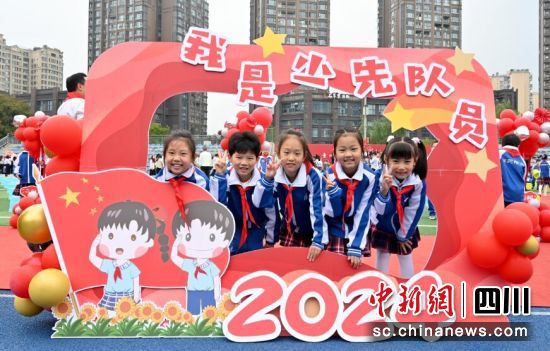 新入队的少先队员拍照留念。记者安源 摄 新入队的少先队员拍照留念。记者安源 摄